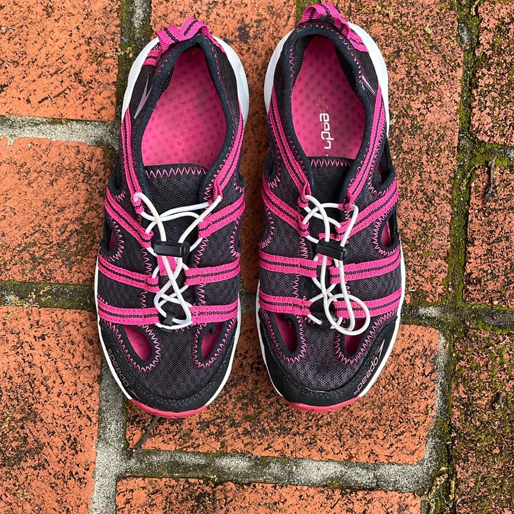 Speedo water shoes, US size 6